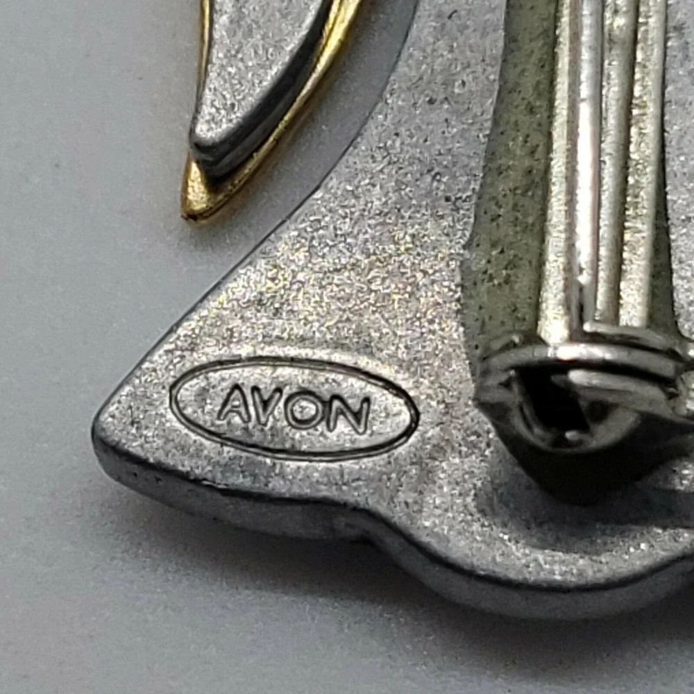 Vintage tri-tone signed AVON Angel with heart, wings, halo‎ brooch pin